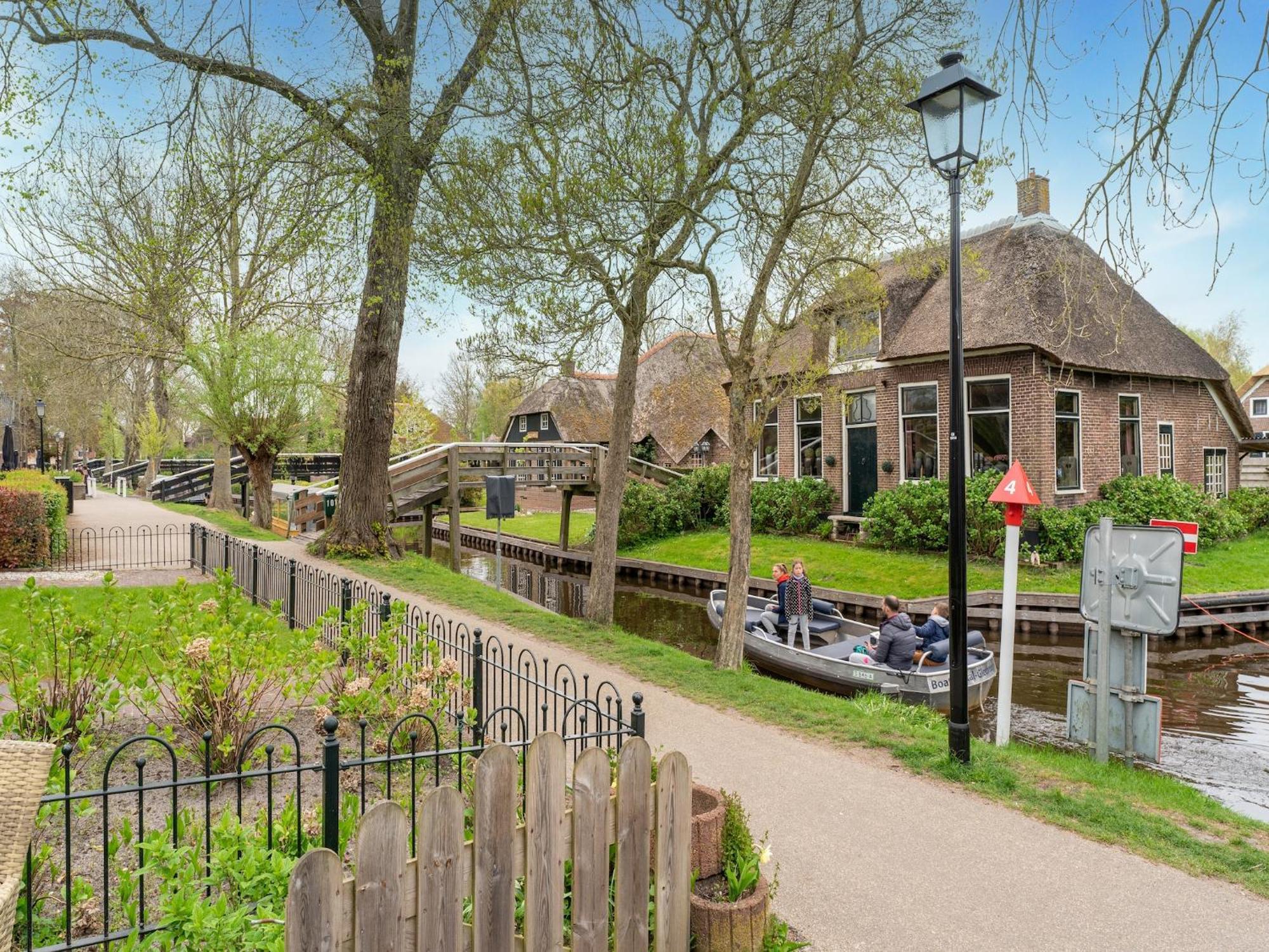 Lodge In Giethoorn With Breakfast Exterior foto